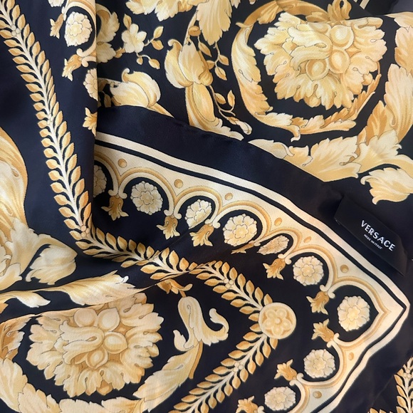 Versace SCARF BAROCCO LARGE SILK FOULARD 35” - Picture 4 of 5